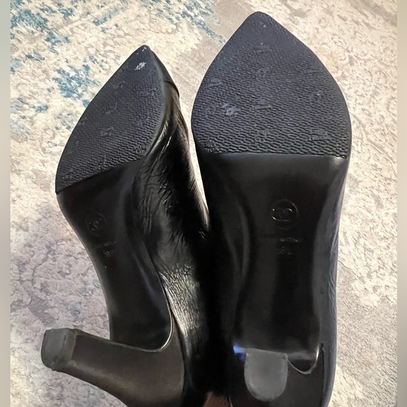 Chanel black leather Coco Chanel sign ankle boots - Picture 15 of 17